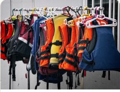 Vestes de flottaison suspendues