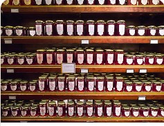 Pots de produits du terroir sur des étagères