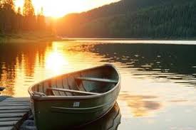 Canot amarré sur un lac au coucher du soleil